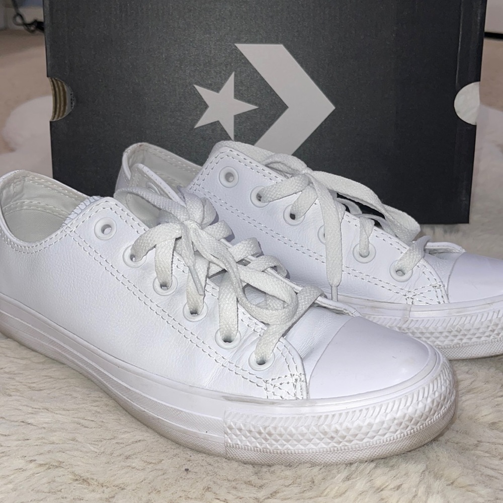 Converse, unisex, size 6 men, 8 women. White.